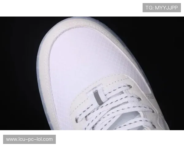 足球巨星穿空军一号服饰亮相 引领潮流与运动风尚的完美融合